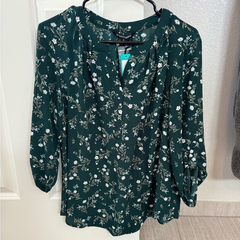 NWT green tunic. Size M. Great pattern.